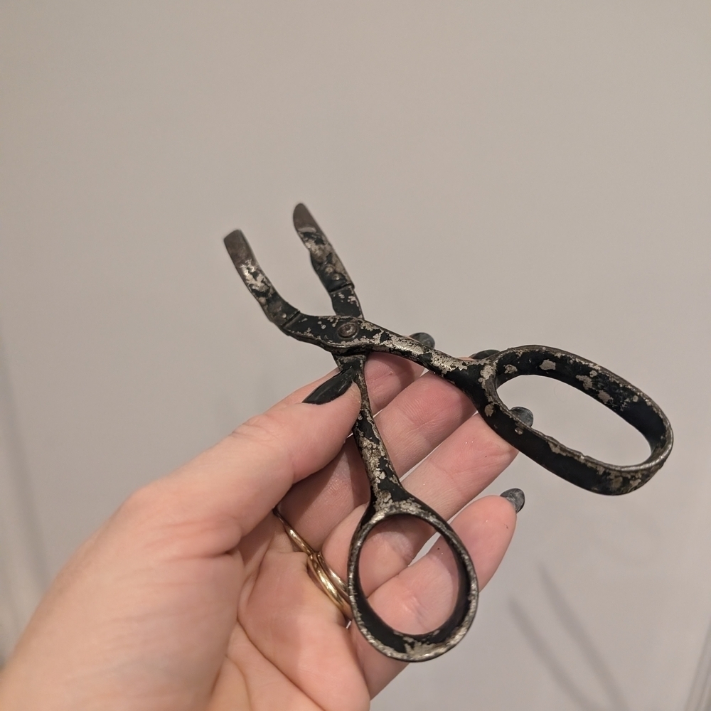 Vintage Metal Scissors - Picture 6 of 7